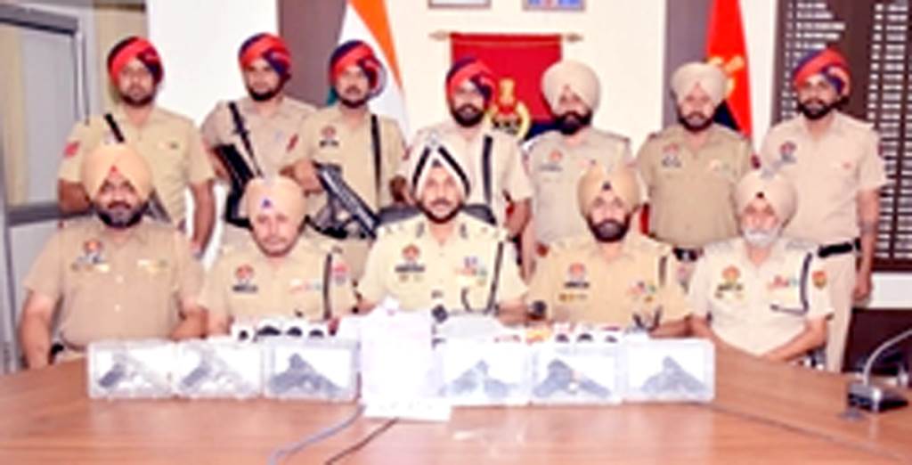 ਸਰਹੱਦ ਪਾਰੋਂ ਹਥਿਆਰਾਂ ਤੇ ਨਸ਼ਿਆਂ ਦੀ ਤਸਕਰੀ ਵਾਲੇ ਮਾਡਿਊਲ ਦਾ ਪਰਦਾਫਾਸ਼ ਦੋ ਮੁਲਜ਼ਮ 22 ਕਿਲੋ ਹੈਰੋਇਨ ਤੇ 6 ਪਿਸਤੌਲਾਂ ਸਣੇ ਗ੍ਰਿਫ਼ਤਾਰ